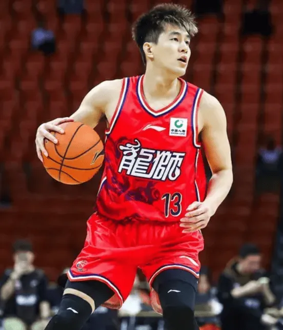 开云官网-郭艾伦出战15分钟，7中3得到7分1篮板2助攻