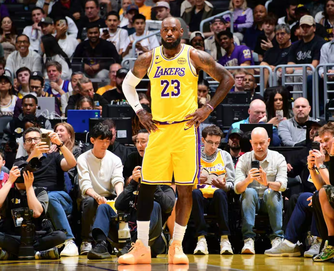 开云官网-小里绝平+东契奇加时准绝杀！41岁詹皇甘当绿叶 倒地飞扑令人泪目